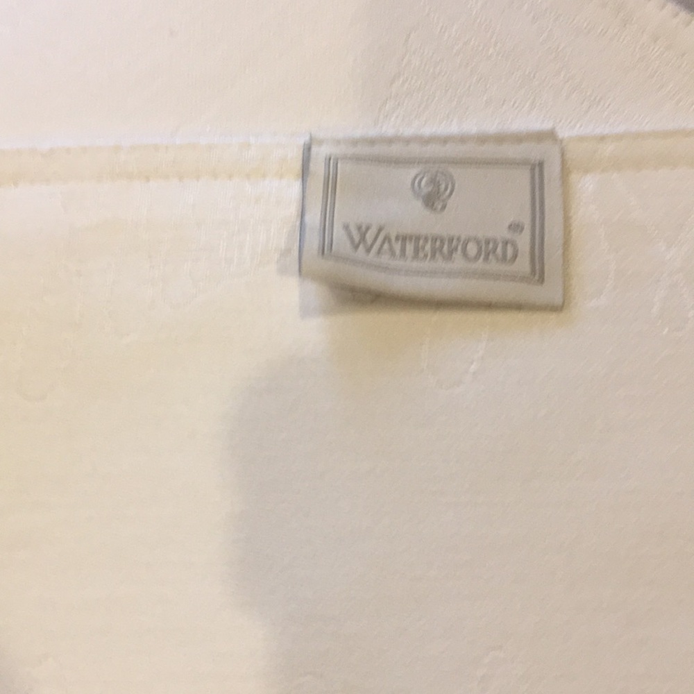 4- Waterford linens placemats - Picture 3 of 3